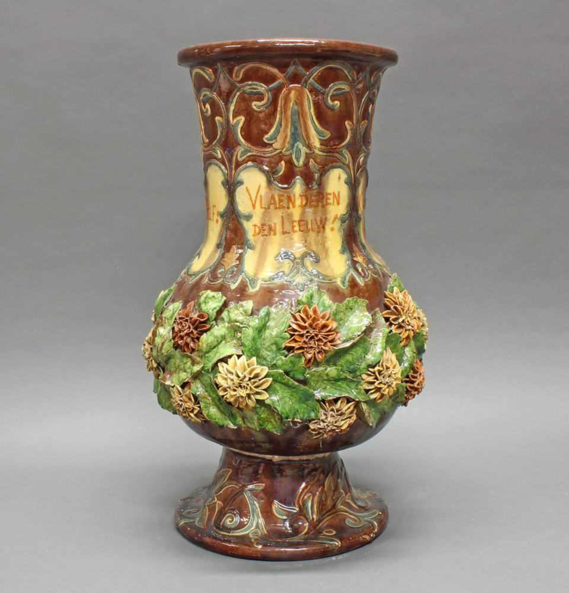 Vase, Keramik, Flandern, 1889, signiert L. Maes Thornhout 1889, polychrom, mit aufgesetzten Blüten