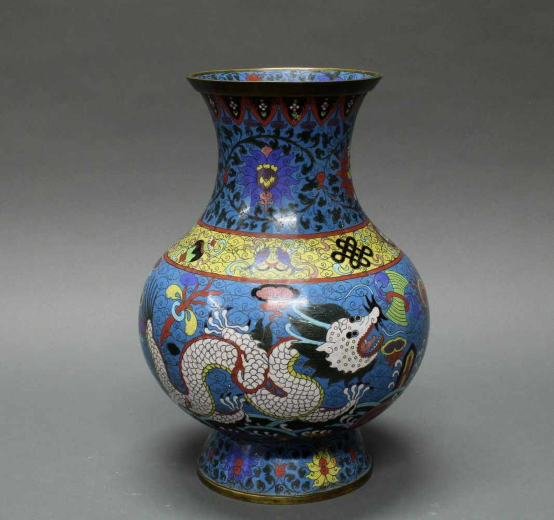 Vase, China, um 1900, Cloisonné, Birnform, dekoriert mit zwei Drachen und Emblemen über lishui, - Bild 2 aus 2