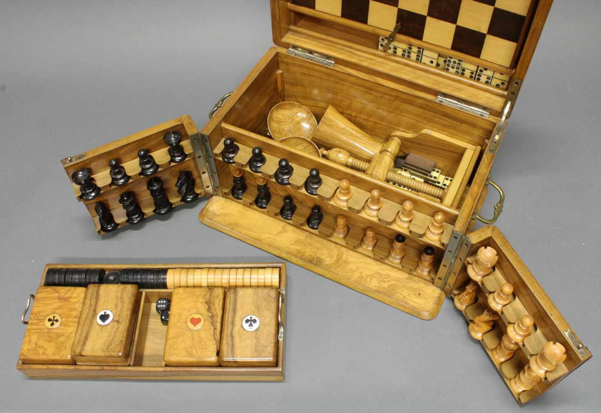 Spielesammlung, England, um 1900, in Nussbaum-Schatulle mit Messingbeschlägen, mit Spielen wie - Bild 3 aus 6