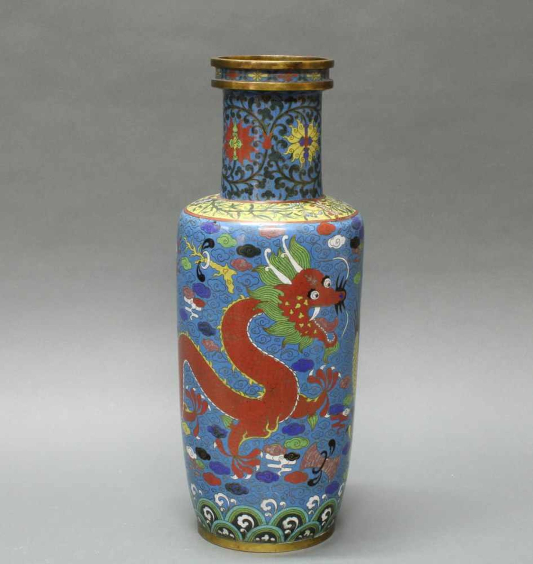 Vase, China, um 1900, Cloisonné, um den zylindrischen Korpus ein gelber und ein roter Drache - Bild 3 aus 4