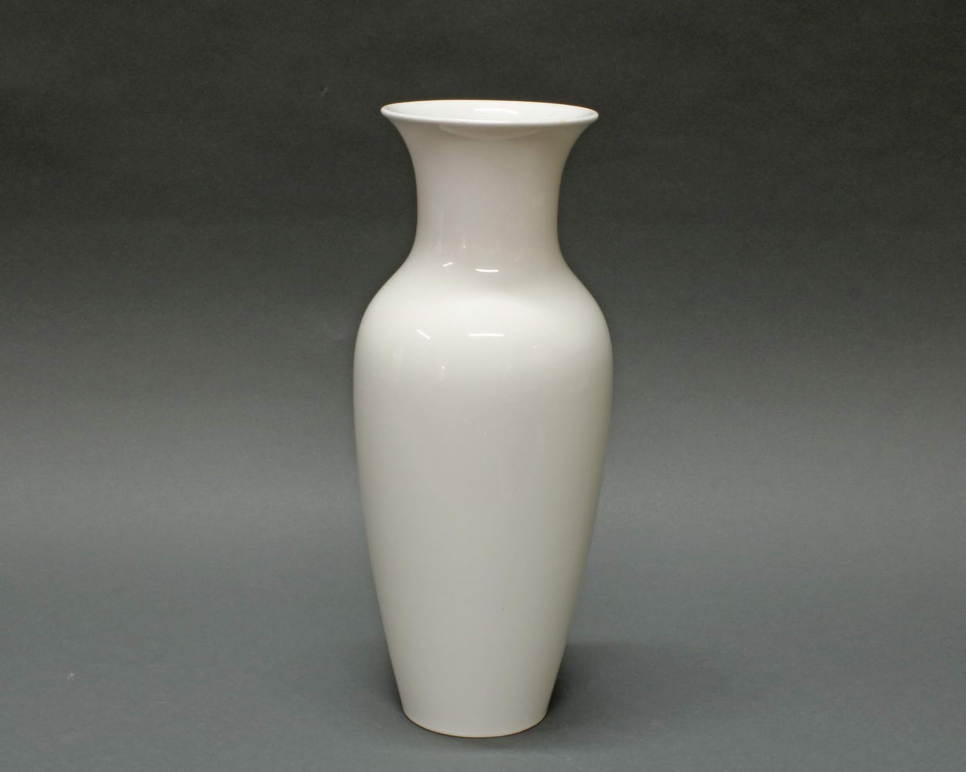 Vase, KPM Berlin, Balusterform, Weißporzellan, 39.5 cm hoch- - -25.00 % buyer's premium on the - Bild 2 aus 2