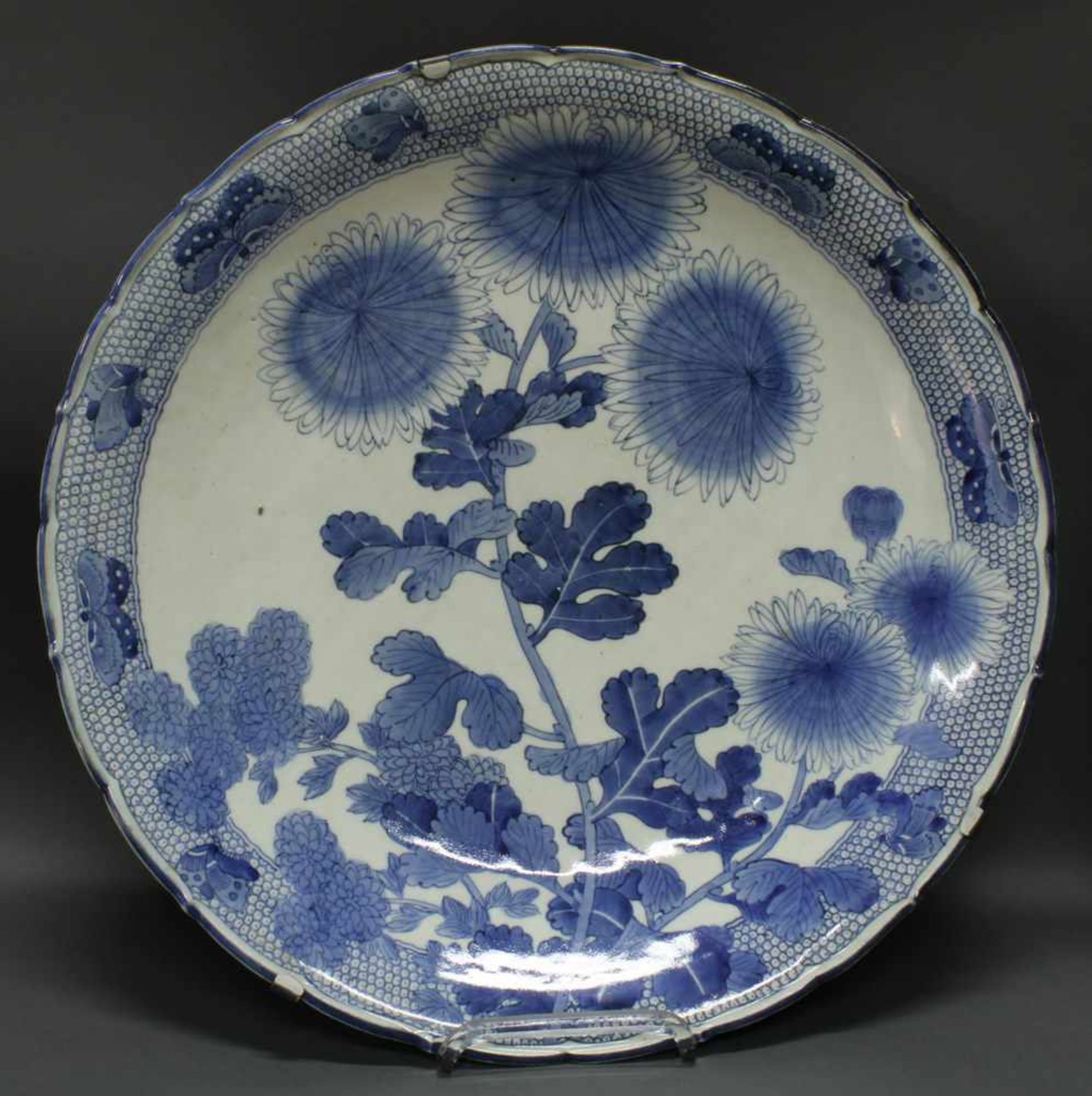 Paar Platten, Japan, Meiji, um 1900, Porzellan, Blaudekor mit großen Chrysanthemenstauden, am - Bild 5 aus 14