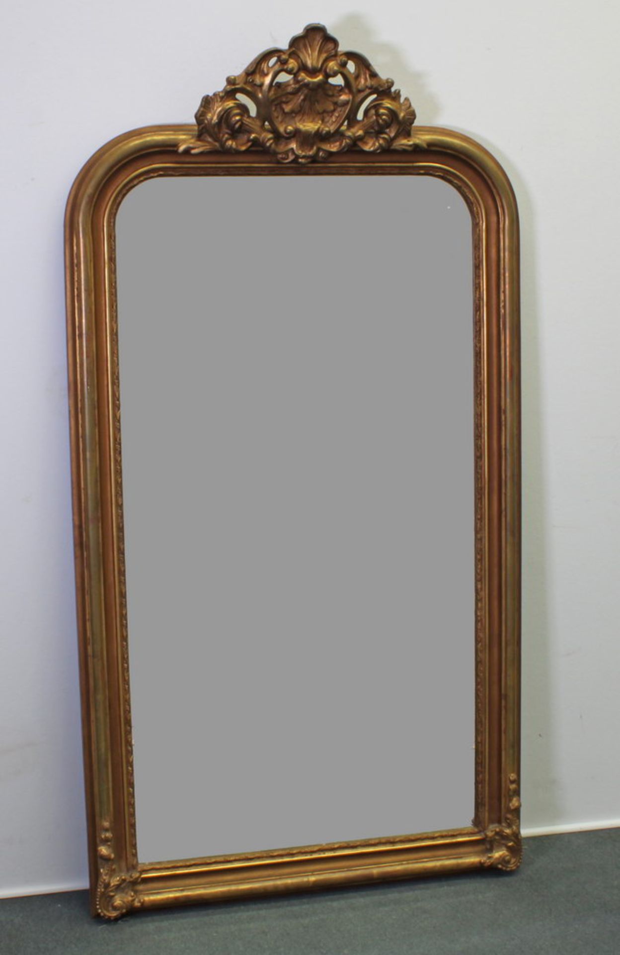 Wandspiegel, neuzeitlich, Holz, goldbronziert, bekrönende Kartusche, facettiertes Spiegelglas, 168 x