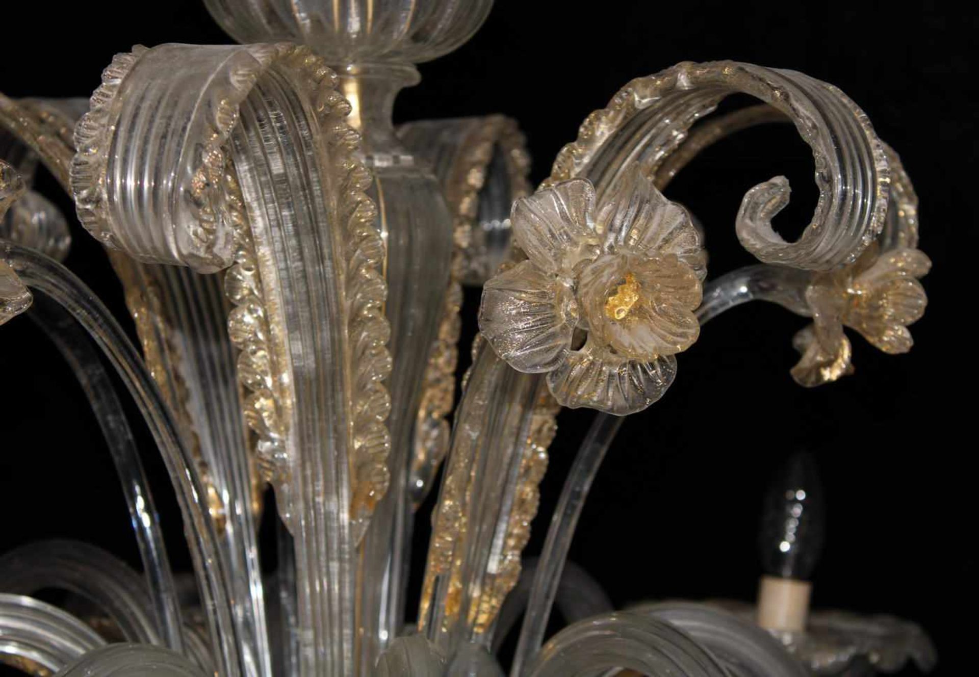 Deckenlüster, Murano, 20. Jh., farbloses Glas mit Goldstaub, eingesteckte Blüten und Blätter, - Image 6 of 6