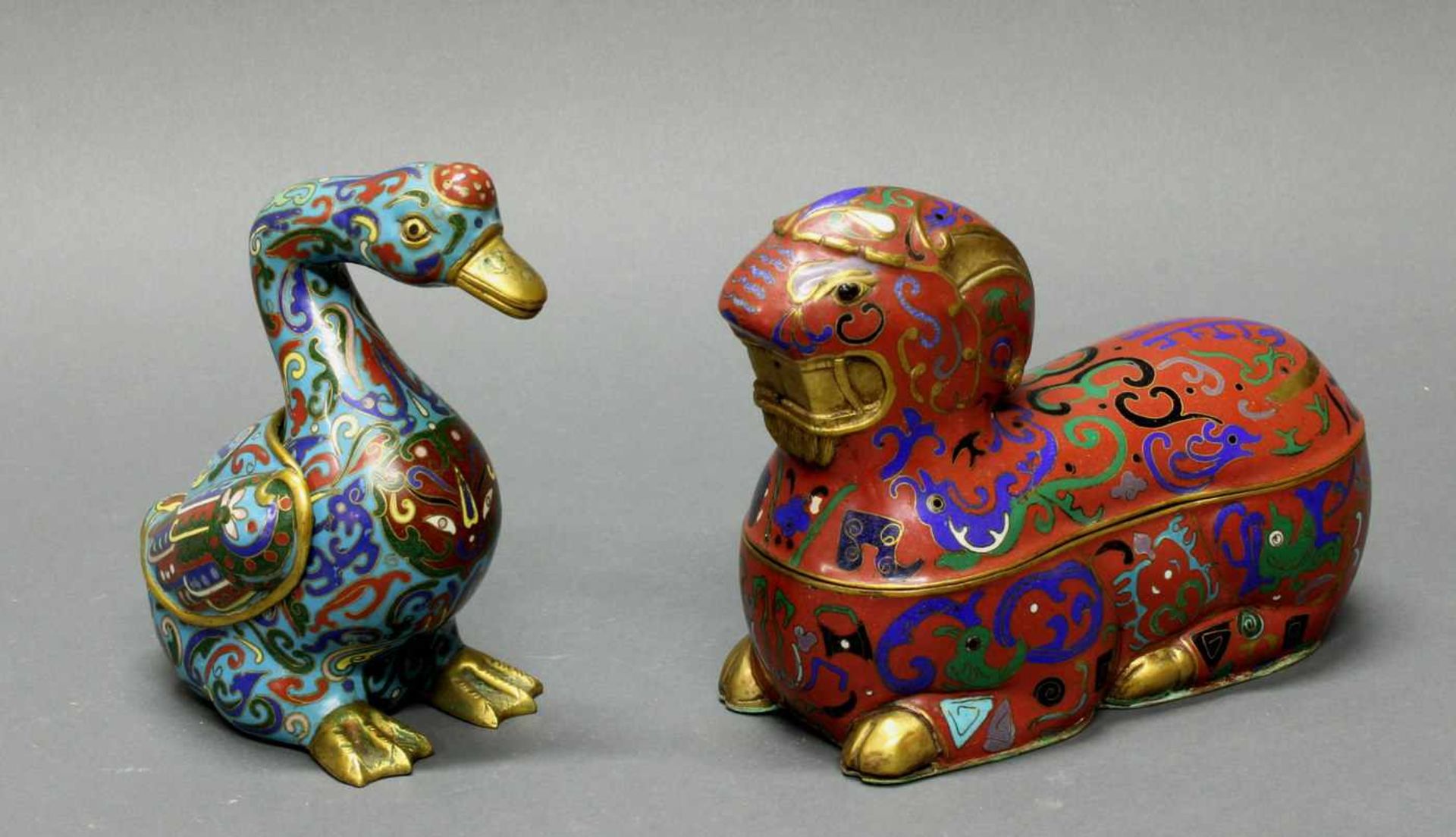 Deckeldose, "Liegender Widder", China, um 1900, Cloisonné, dekoriert mit archaistischen Drachen