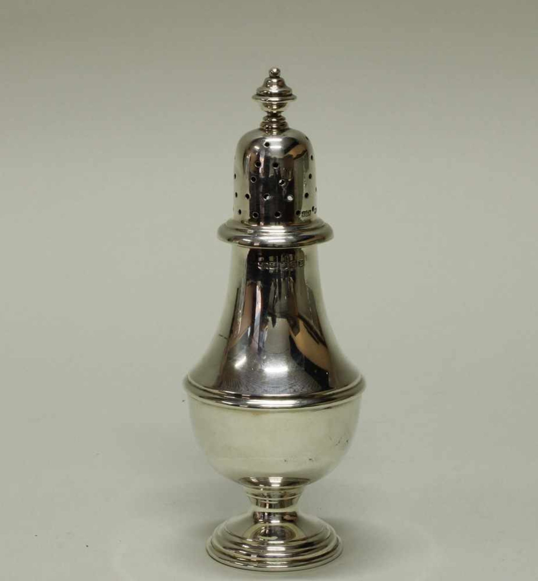 Zuckerstreuer, Silber 925, Sheffield, 1944, James Dixon & Sons, Balusterform, 18 cm hoch, ca. 165 g,