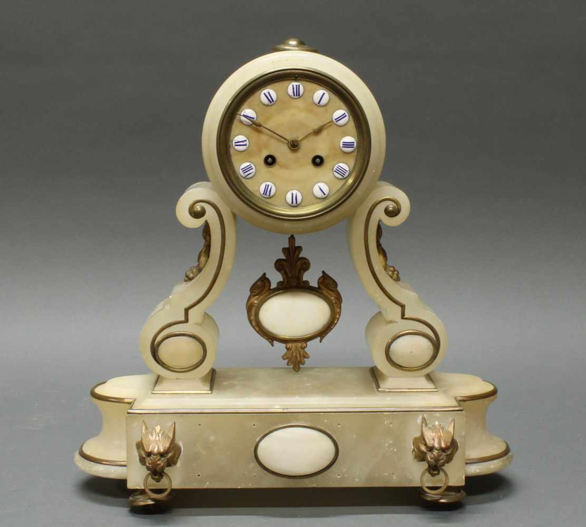 Salonpendule, Frankreich, um 1870, Alabaster, rundes Uhrenhäuse von Voluten getragen auf Sockel,