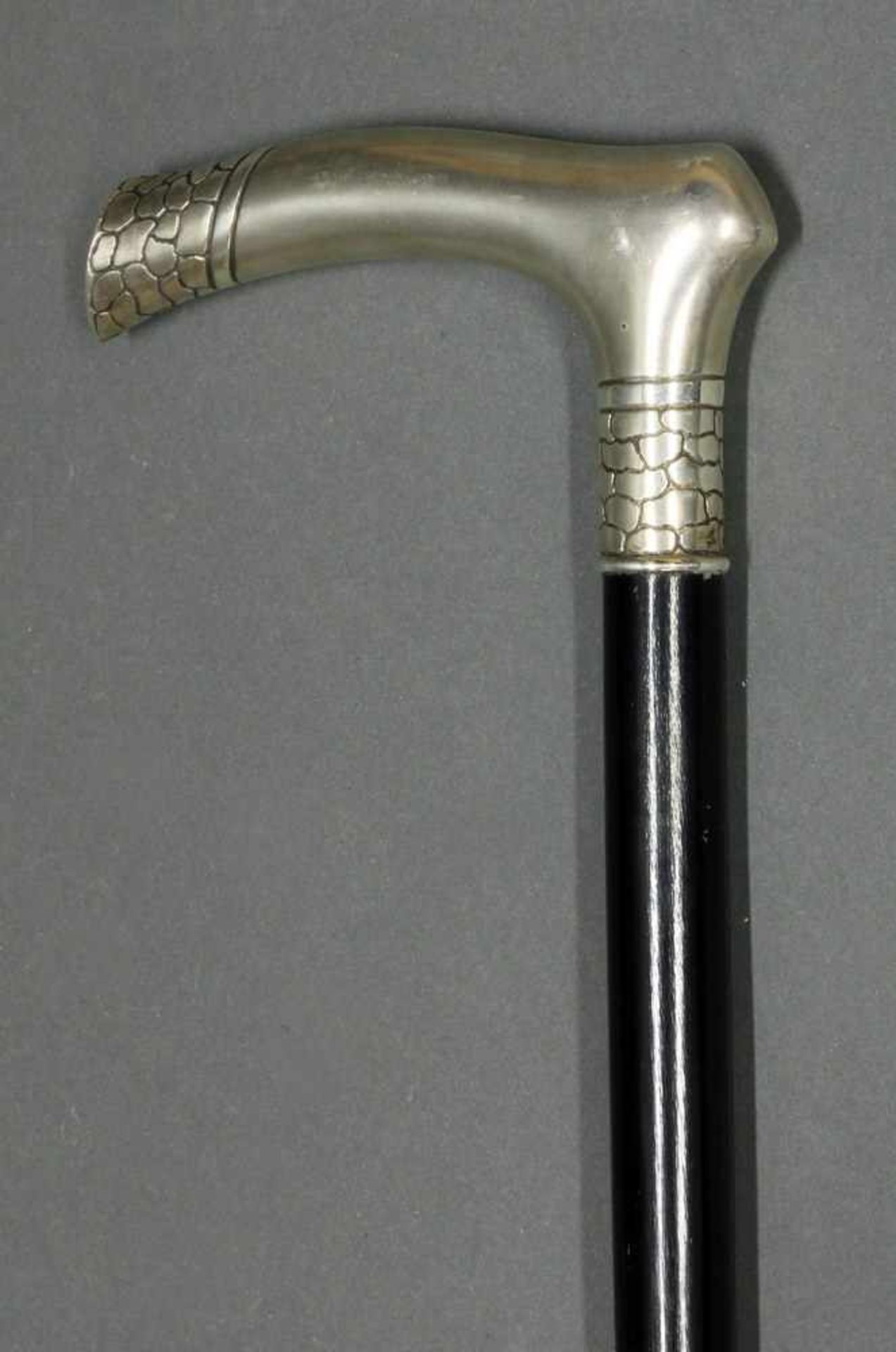 Flanierstock, deutsch, Anfang 20. Jh., Krücke aus Silber 800, schwarzer Holzschuss, 86 cm hoch- - - - Bild 2 aus 6