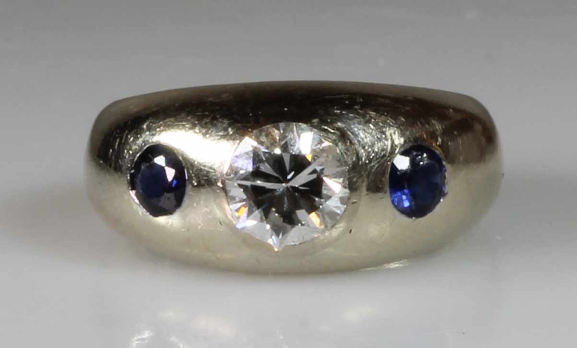 Bandring, WG 585, 1 Brillant ca. 1.10 ct., etwa fw-w/vs (Kalette beschädigt), 2 runde facettierte - Image 2 of 2