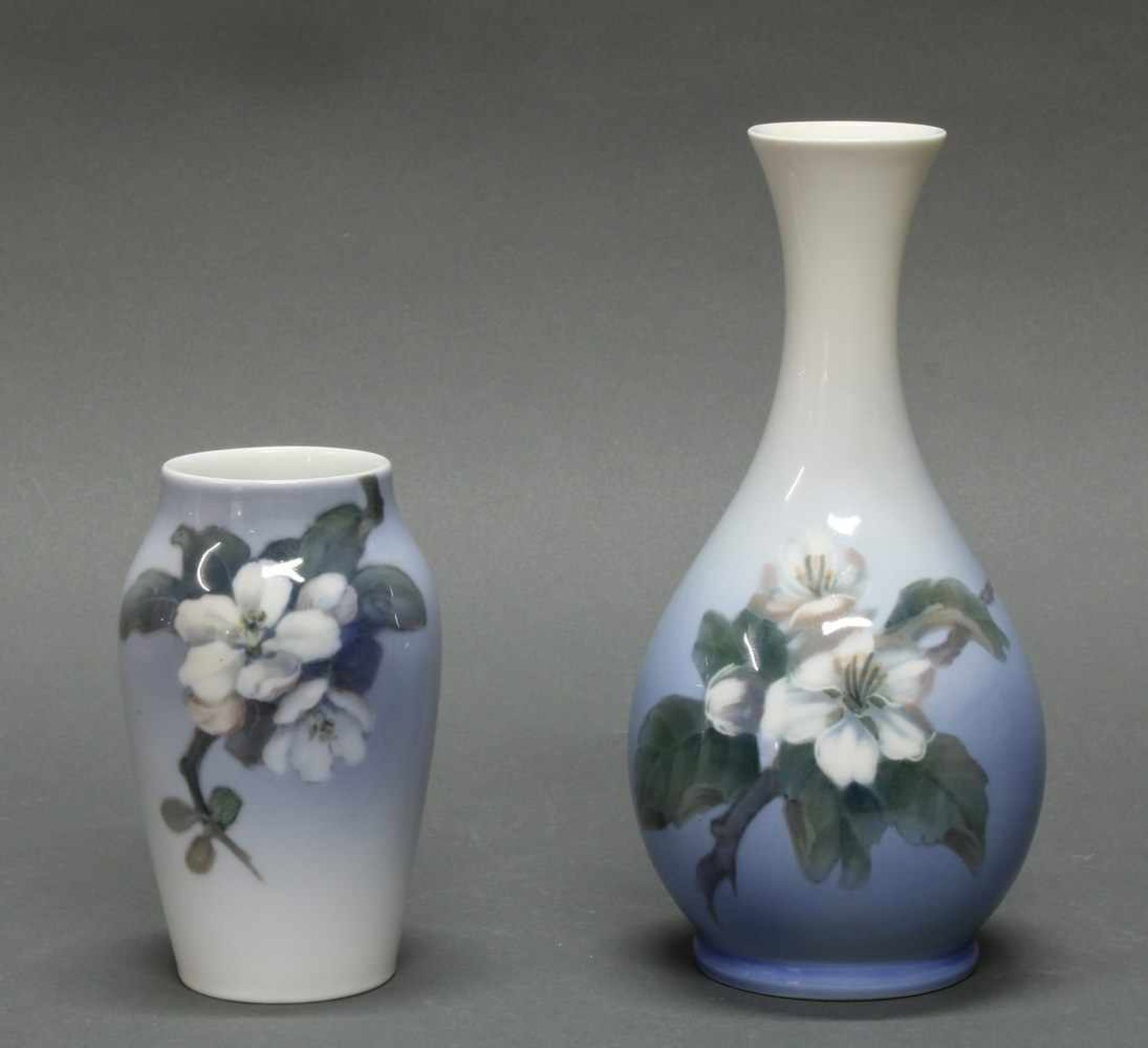2 Vasen, Royal Kopenhagen, Kirschblüten auf hellblau verlaufendem Fond, polychrom, 13.5-21.5 cm - Bild 2 aus 2