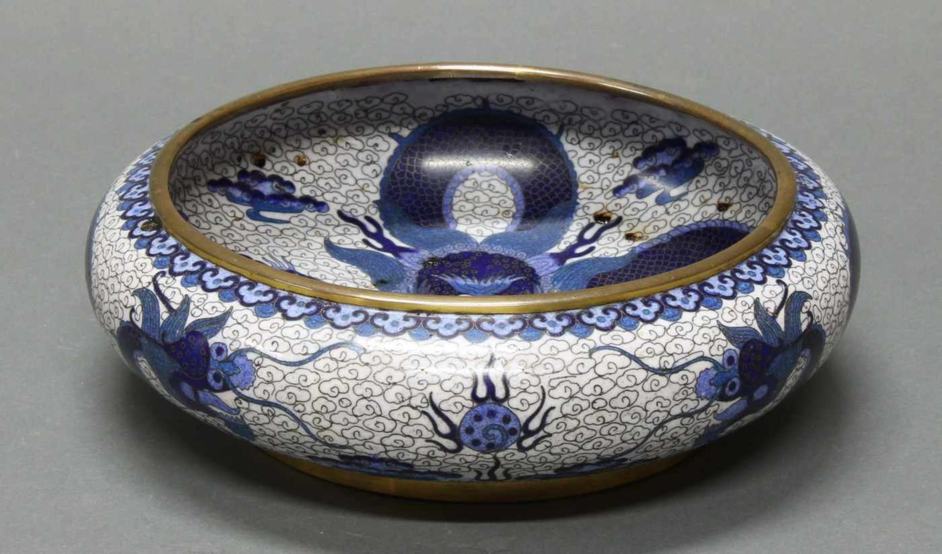 Schale, China, um 1900, Cloisonné, außen zwei Drachen mit Perle über Wellen, innen ein weiterer - Bild 4 aus 4