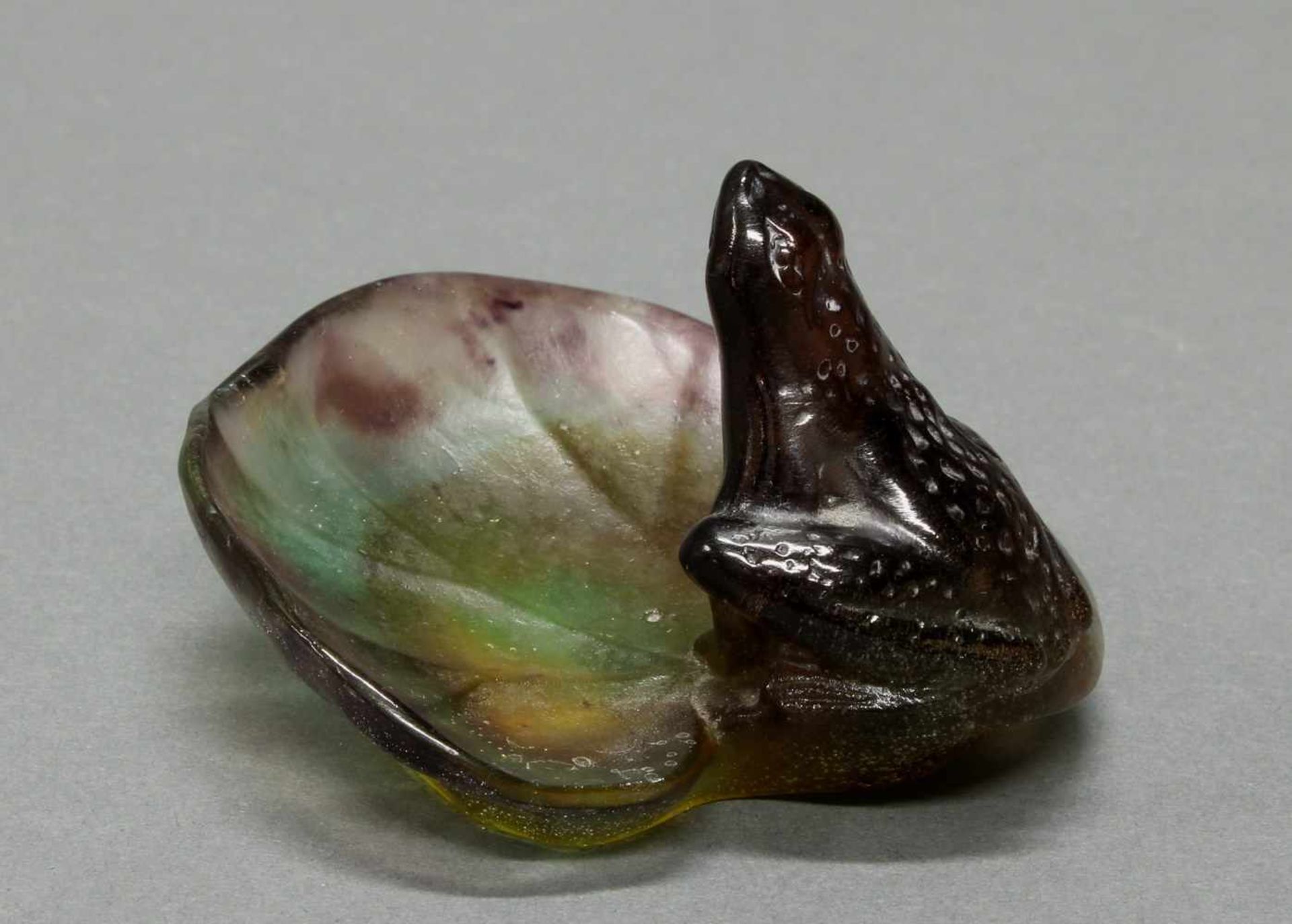 Glasfigur, "Frosch auf Seerosenblatt", Daum, Pâte de verre in violetten, grünen und gelblichen