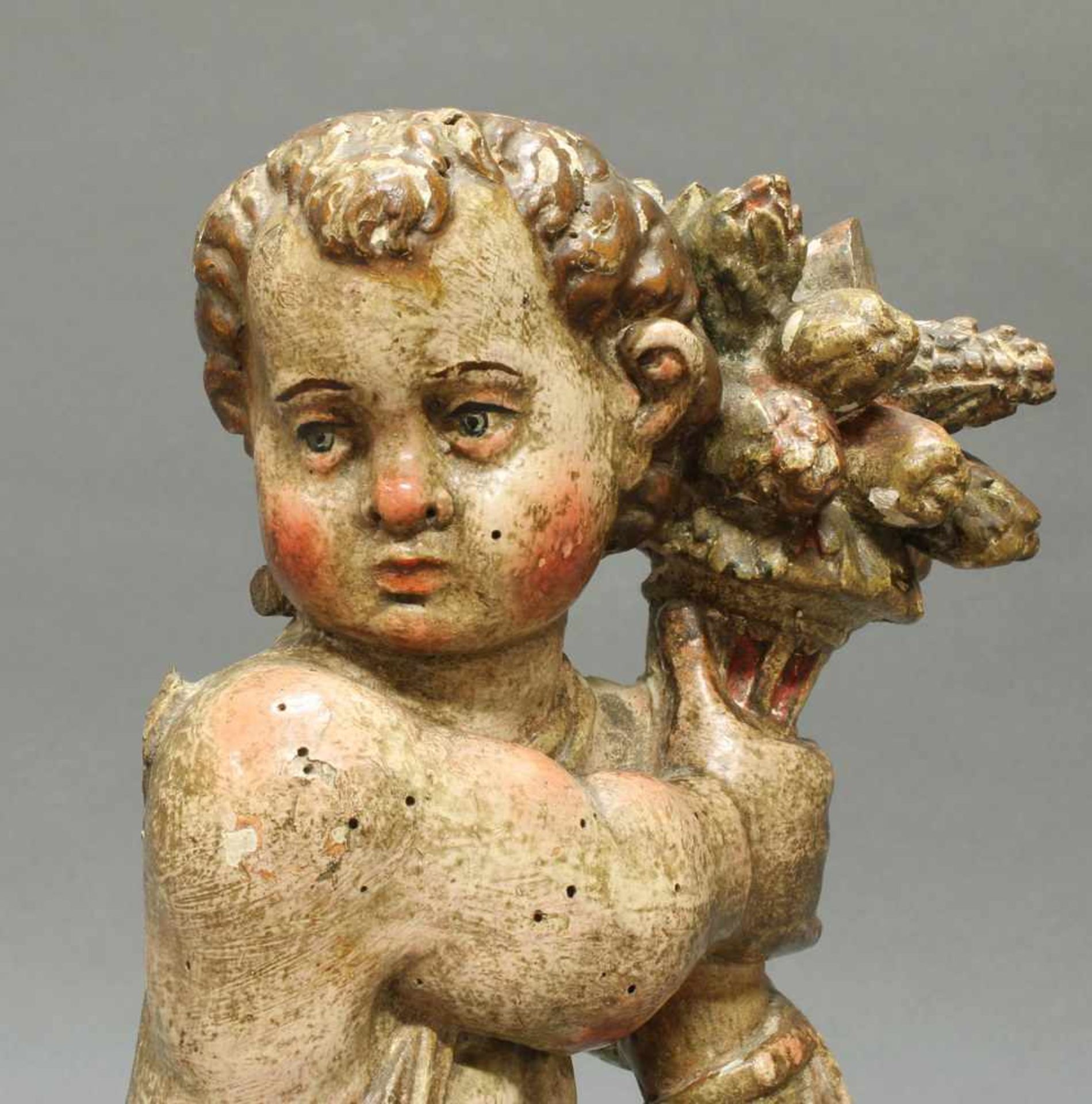 Skulptur, Holz geschnitzt, "Putto mit Füllhorn", wohl 19. Jh., Reste alter Fassung teils übergangen, - Image 3 of 10