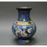Vase, China, um 1900, Cloisonné, Birnform, dekoriert mit zwei Drachen und Emblemen über lishui,