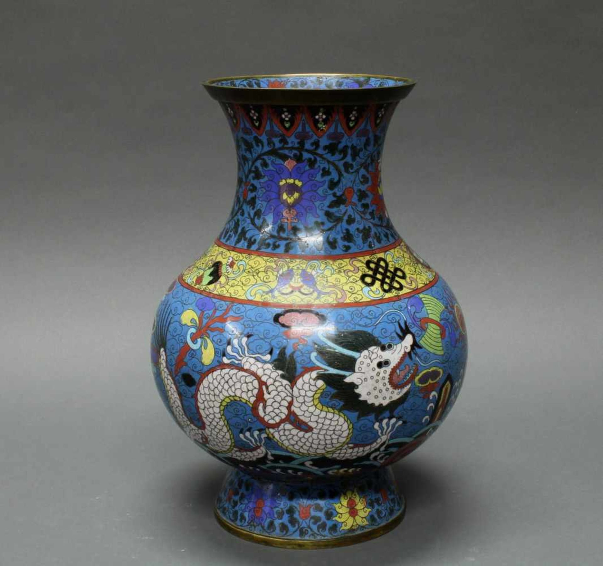 Vase, China, um 1900, Cloisonné, Birnform, dekoriert mit zwei Drachen und Emblemen über lishui,