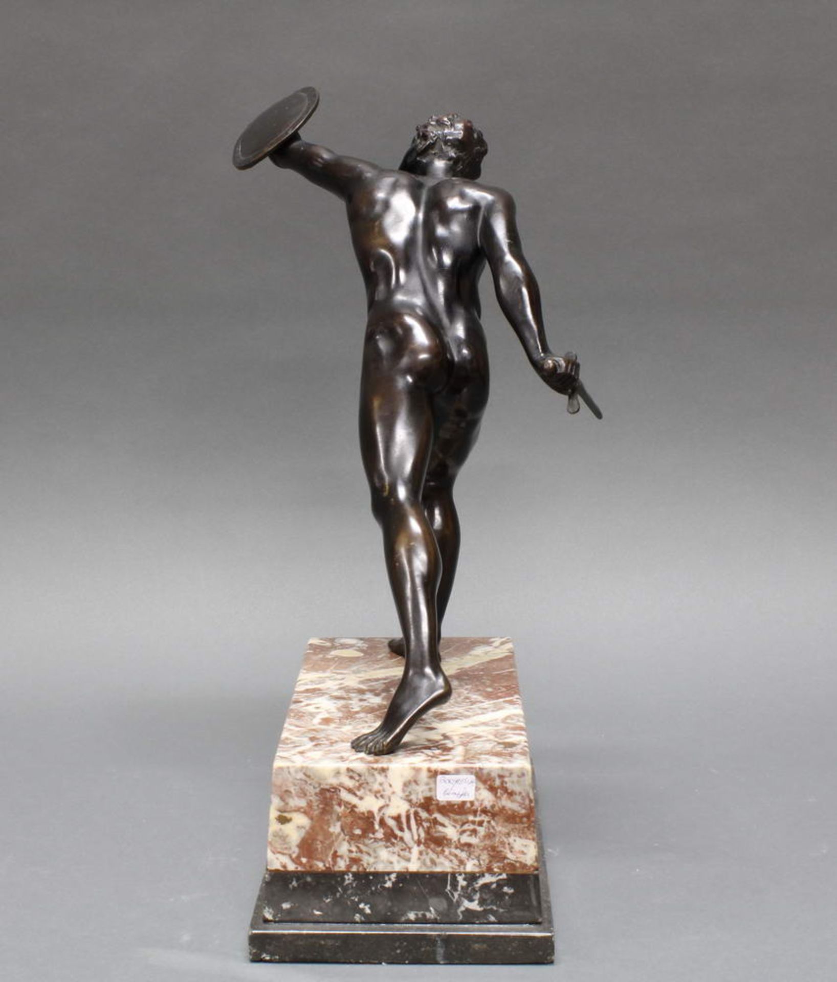 Bronze, dunkelbraun patiniert, "Borghesischer Fechter", nach der antiken Figur, auf Steinsockel, - Image 6 of 6