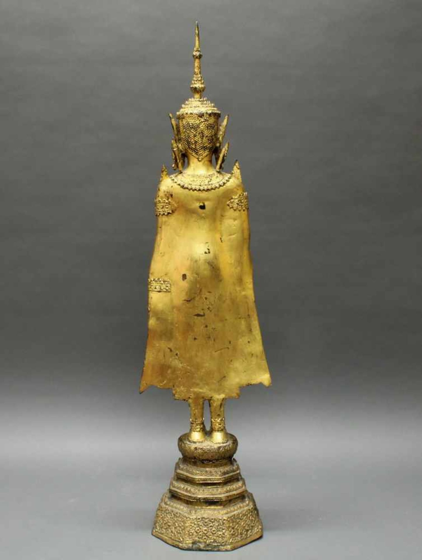 Skulptur, "Stehender Budda", Thailand, 20. Jh., Rattanakosin, Bronze, Lackvergoldung, eine Hand in - Bild 3 aus 6