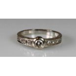 Ring, WG 585, 1 Brillant ca. 0.15 ct., 6 Besatz-Diamanten, 2 g, RM 16.5- - -25.00 % buyer's