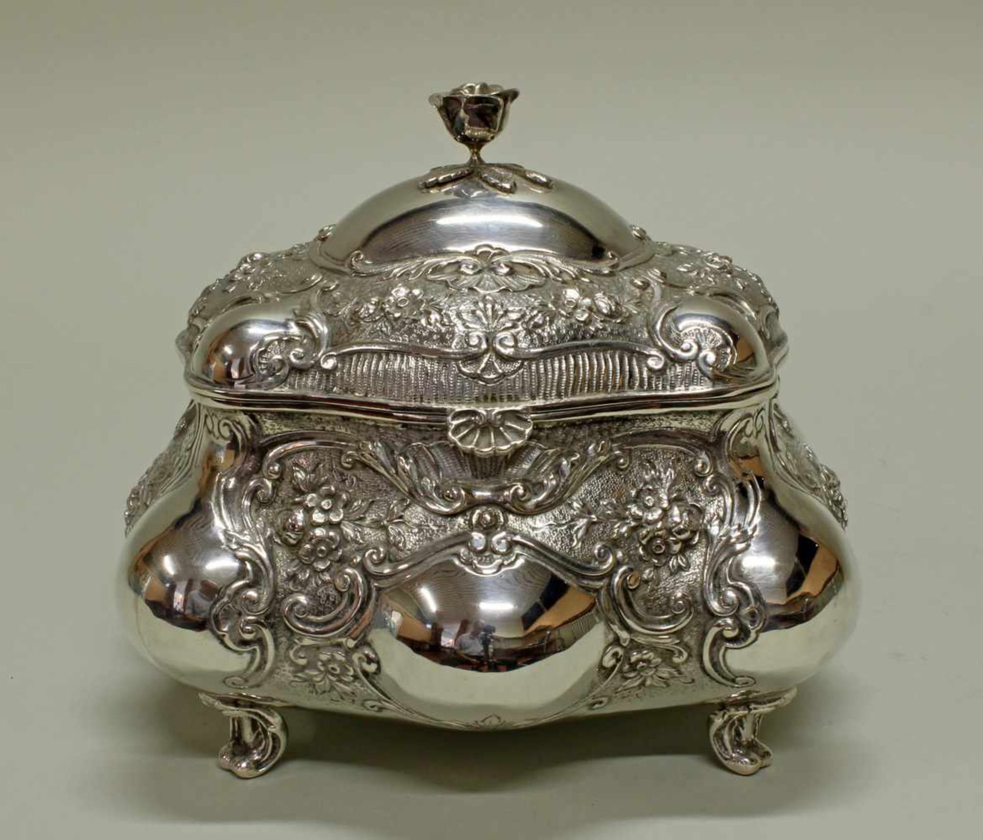 Deckeldose, Silber 800, deutsch, Rokokoform, innen vergoldet, 15.5 x 17 x 15.5 cm, ca. 655 g- - - - Image 2 of 4