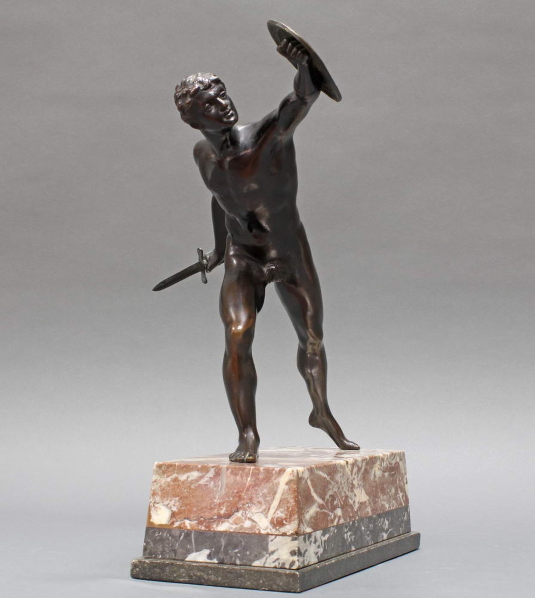 Bronze, dunkelbraun patiniert, "Borghesischer Fechter", nach der antiken Figur, auf Steinsockel,