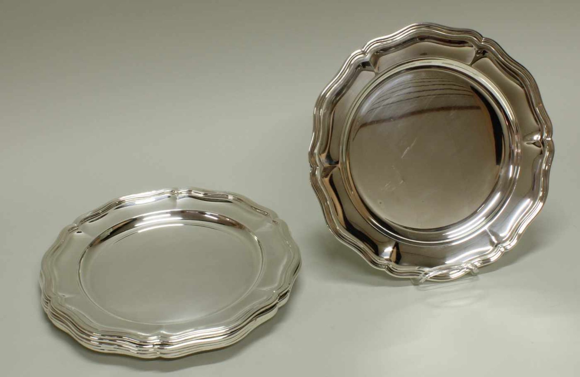 6 Platzteller, Silber 925, Italien, passig-geschweifter Profilrand, ø 30 cm, zus. ca. 4.020 g- - - - Image 2 of 2