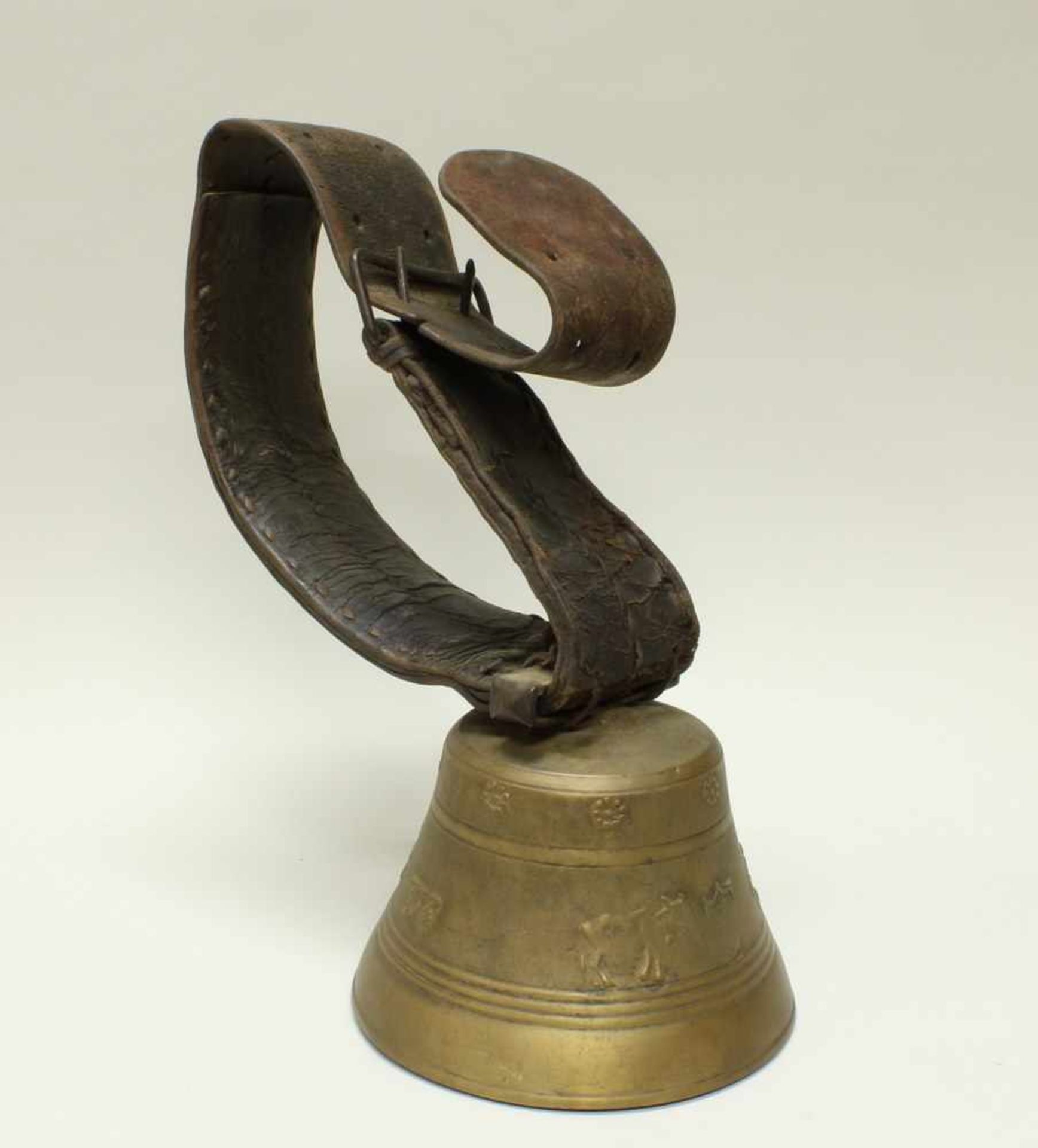 Kuhglocke, Schweiz, 20. Jh., Albertano & Cie., La Sarraz, Bronze, 18.5 cm hoch, an Lederriemen mit