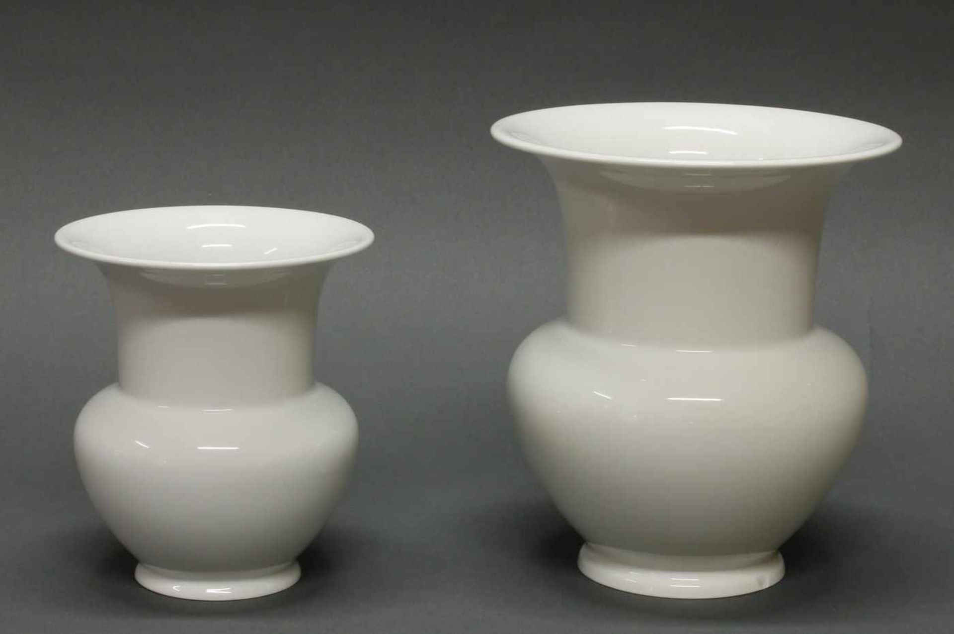 2 Vasen, KPM Berlin, Weißporzellan, 14.5 cm bzw. 19 cm hoch (Stand mit Chip)- - -25.00 % buyer's