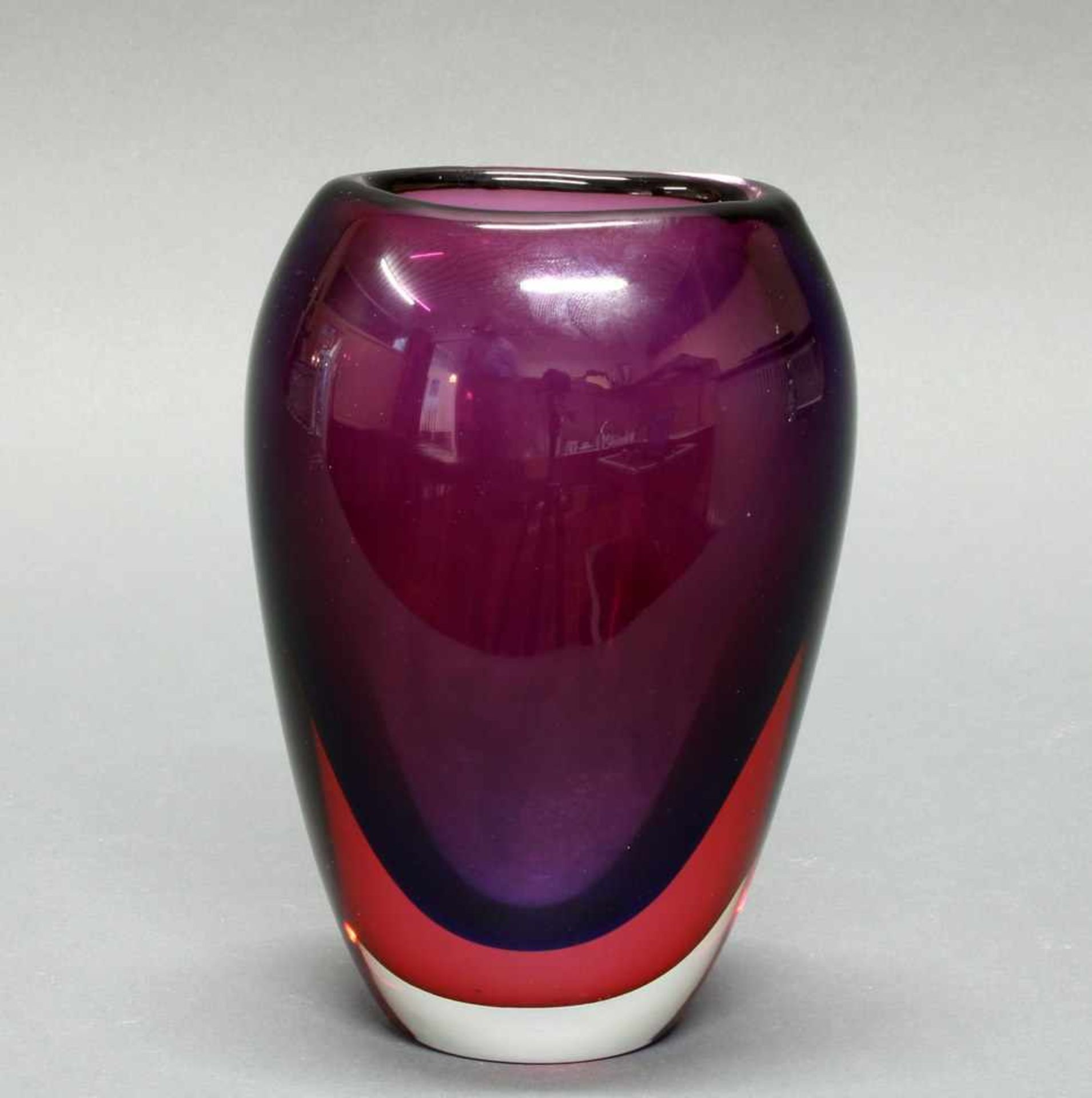 Vase, Murano, um 1963, Archimede Seguso (1909-1999), massives farbloses Glas, rot und violett - Image 2 of 2