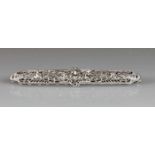 Stabnadel, WG 585, 3 Altschliff-Diamanten zus. ca. 0.45 ct., etwa w-tcr/vs-si, 2 Brillanten zus. ca.