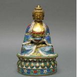Buddha, China, spätes 19./20. Jh., Cloisonné, im Meditationssitz, auf doppeltem Lotossockel, in