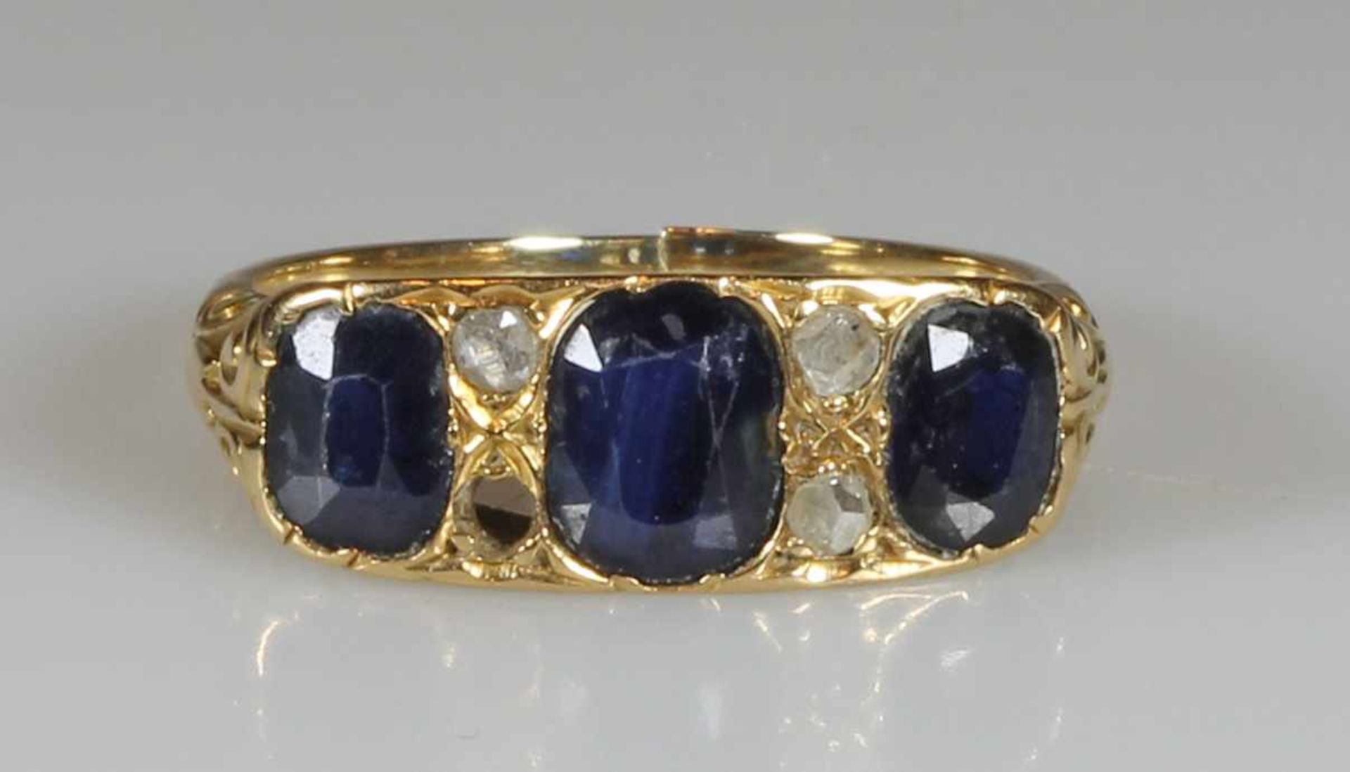 Ring, um 1900, GG 750, 3 oval facettierte Saphire, 3 Diamantrosen (eine fehlt), 2 g, RM 17, - Bild 2 aus 2