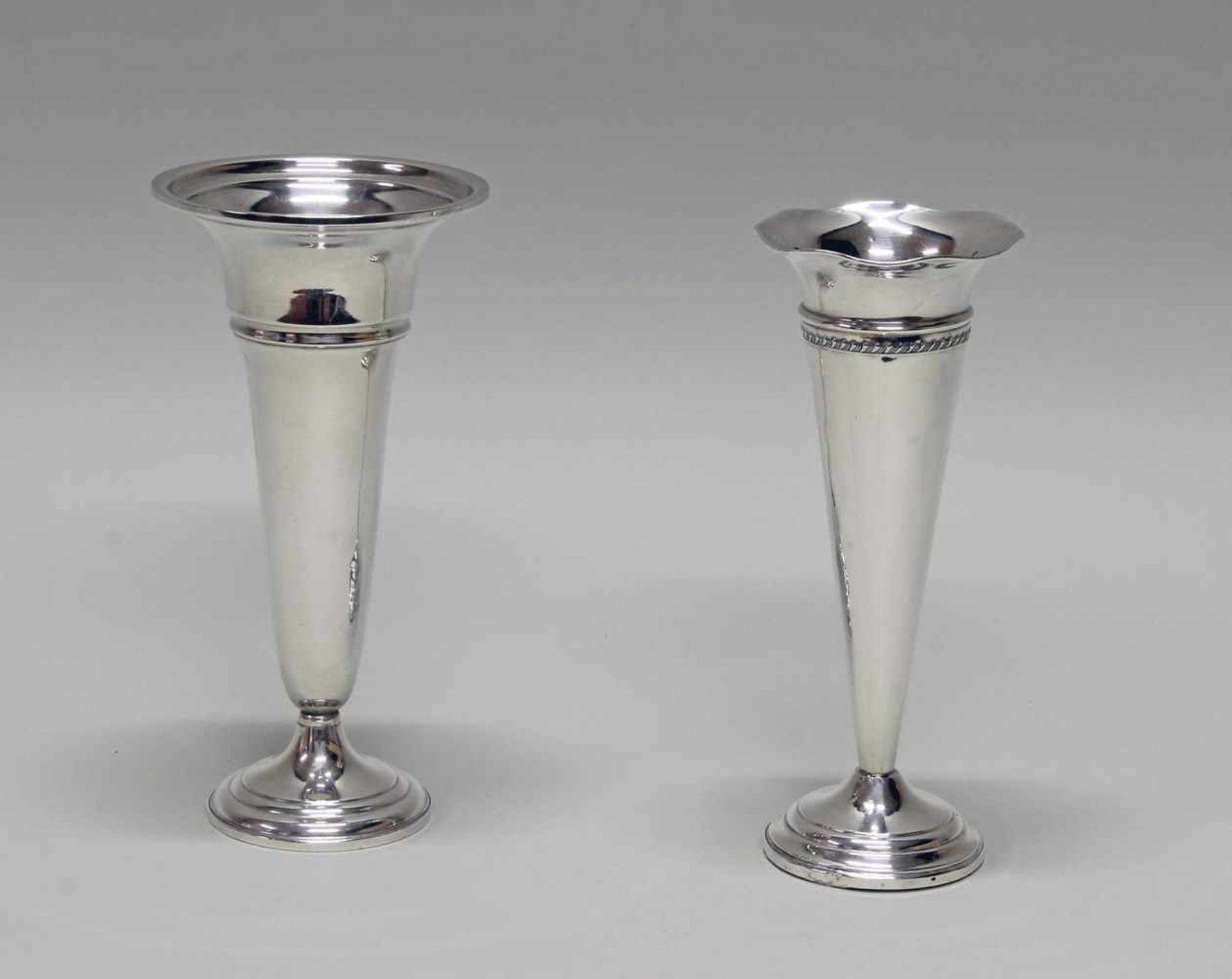 2 Vasen, Silber 925, verschiedene Trichterformen auf Rundfuß, geschwert, 22.5-23 cm hoch, je
