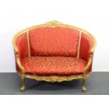 Sofa, zweisitzig, Barockstil, neuzeitlich, Gestell mit floralem goldbronzierten Schnitzwerk, roter