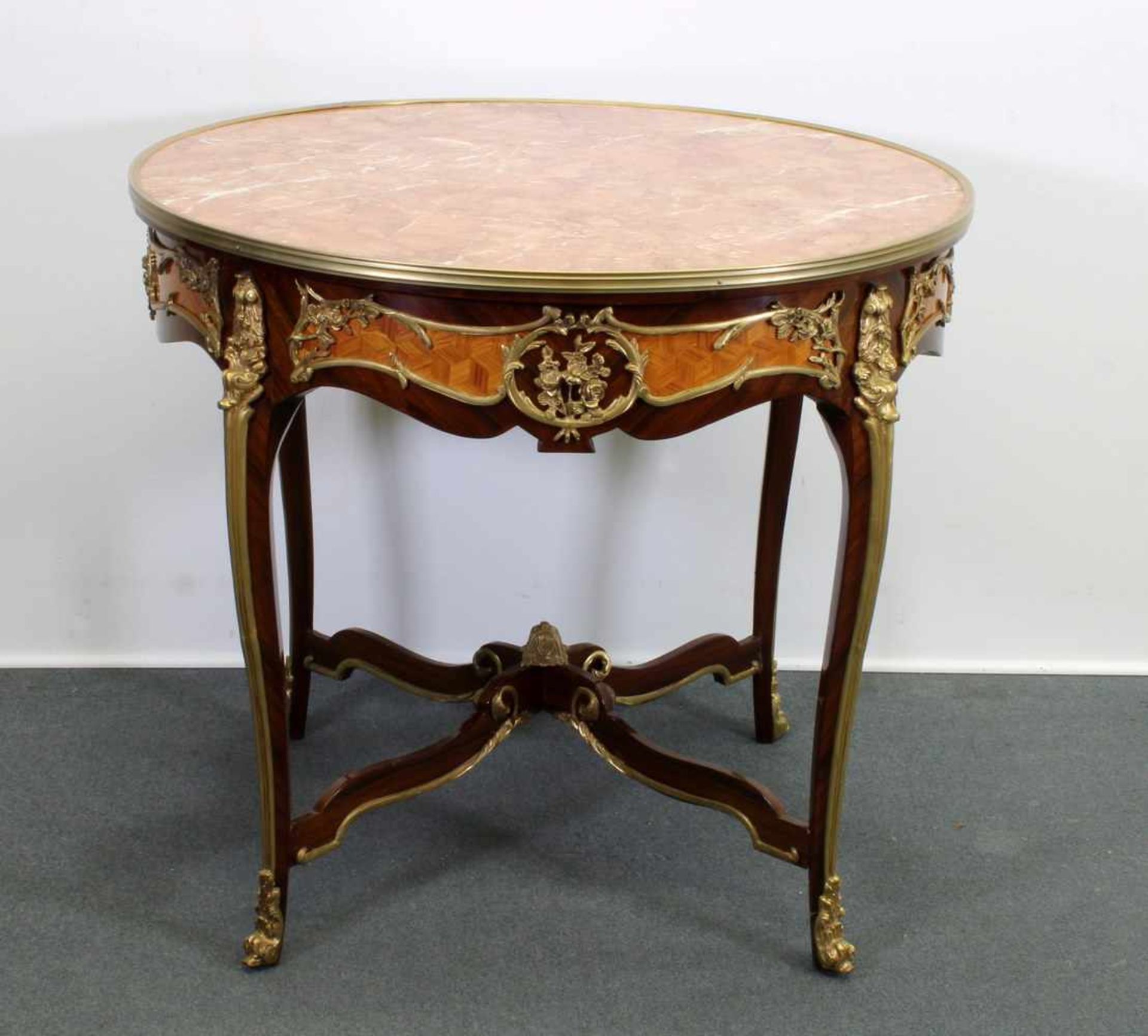 Tisch, Louis XV-Stil, neuzeitlich, Mahagoni u.a. Hölzer, rötlich eingefasste Marmorplatte, - Image 2 of 2