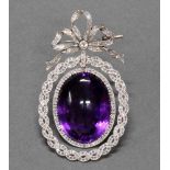 Brosche, um 1900, Platin 950, 1 ovaler Amethyst ca. 75 ct., gemischter Schliff, 1 Altschliff-Diamant