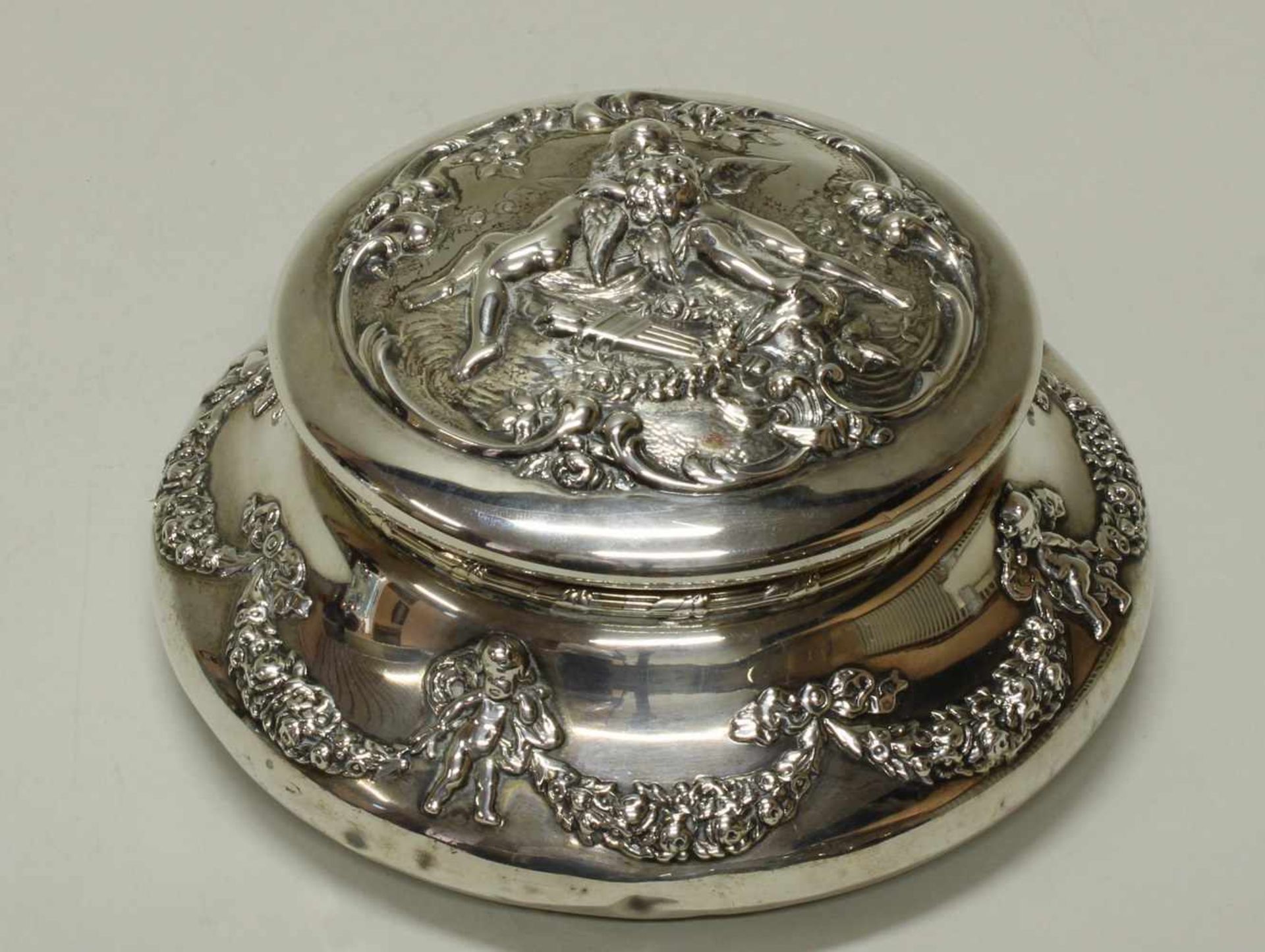 Deckeldose, "Amoretten", Silber 925, Black, Starr & Frost, Reliefdekor, 8 cm hoch, ø 14.5 cm, ca.