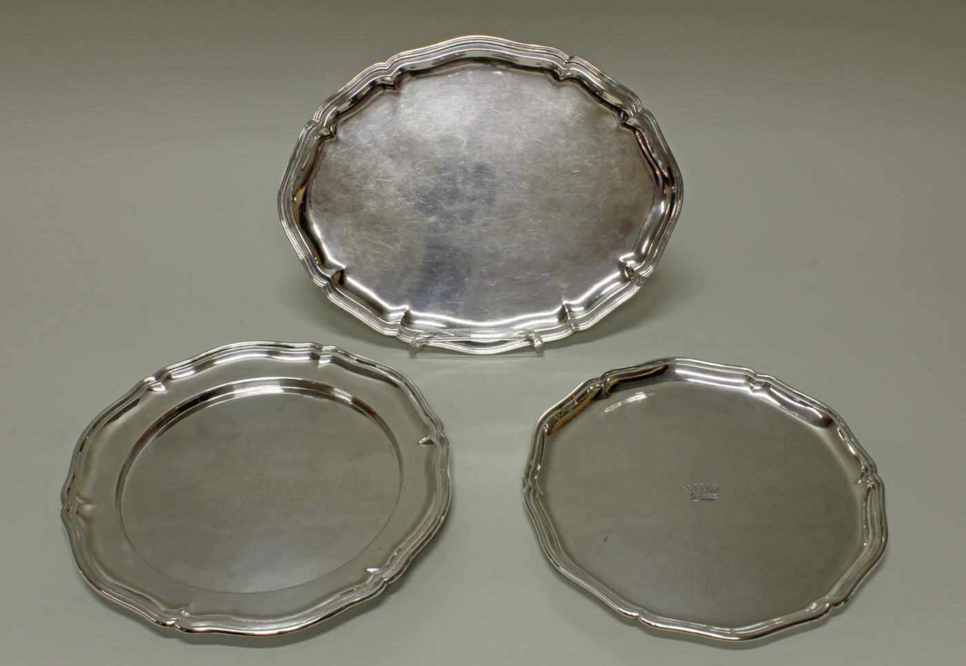 2 Vorlegeplatten, Silber 800, passig-geschweifter Profilrand, 1x rund, 1x oval, ø 31.5 cm, 37 x 29