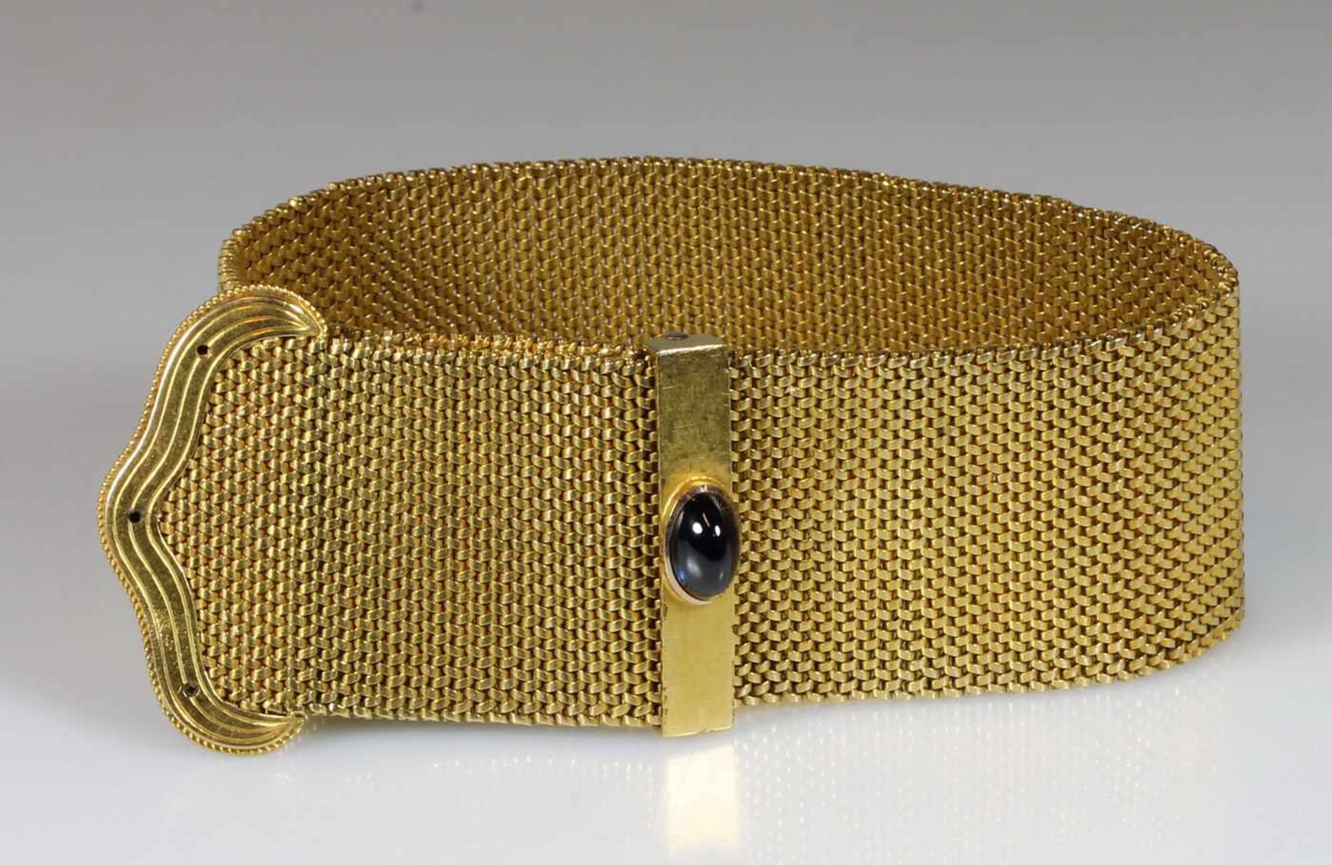 Armband, 1920er/30er Jahre, GG 750, Milanaisegeflecht-Band mit Schiebemechanismus, 1 ovaler Saphir-