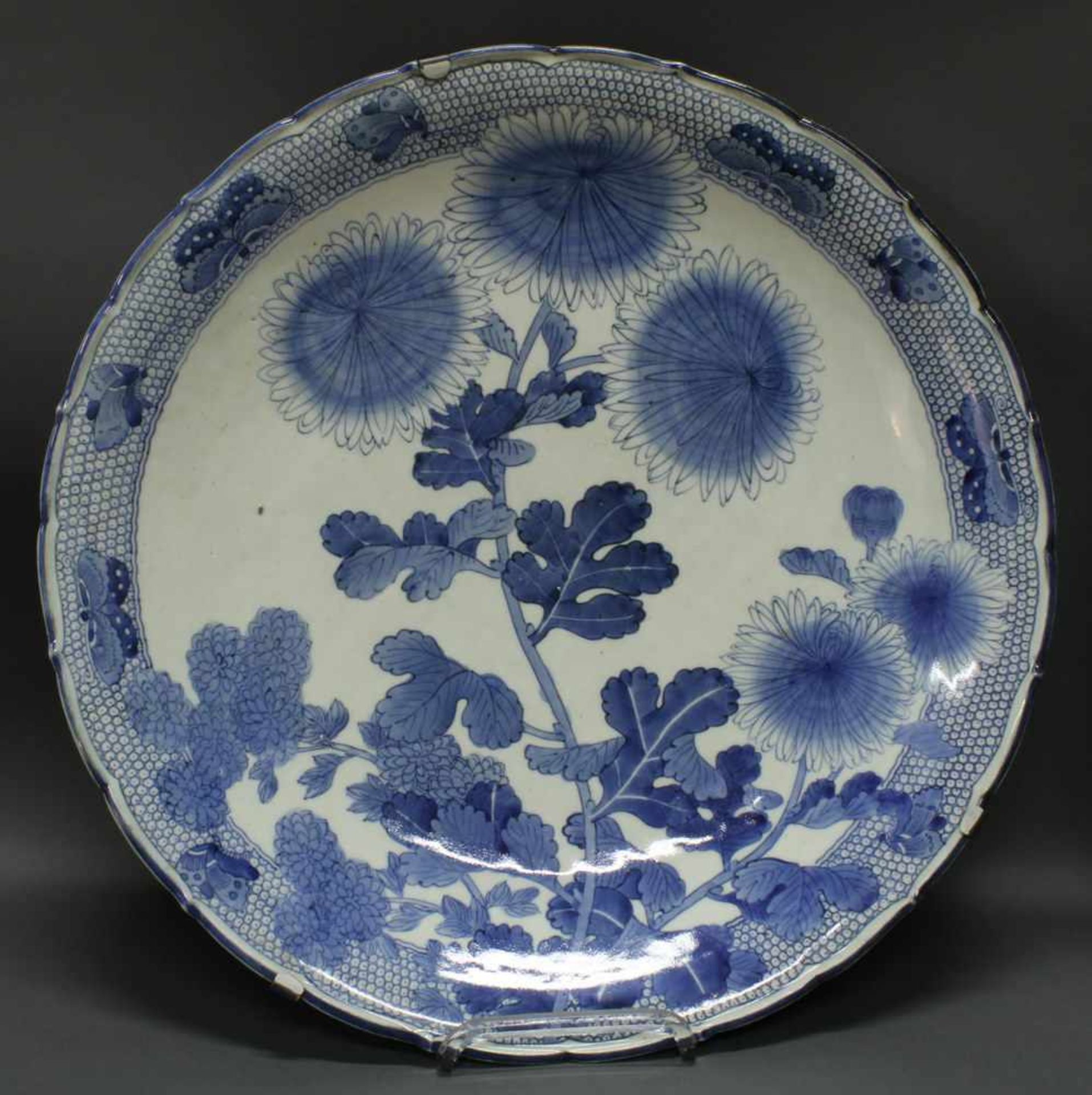 Paar Platten, Japan, Meiji, um 1900, Porzellan, Blaudekor mit großen Chrysanthemenstauden, am - Bild 6 aus 14