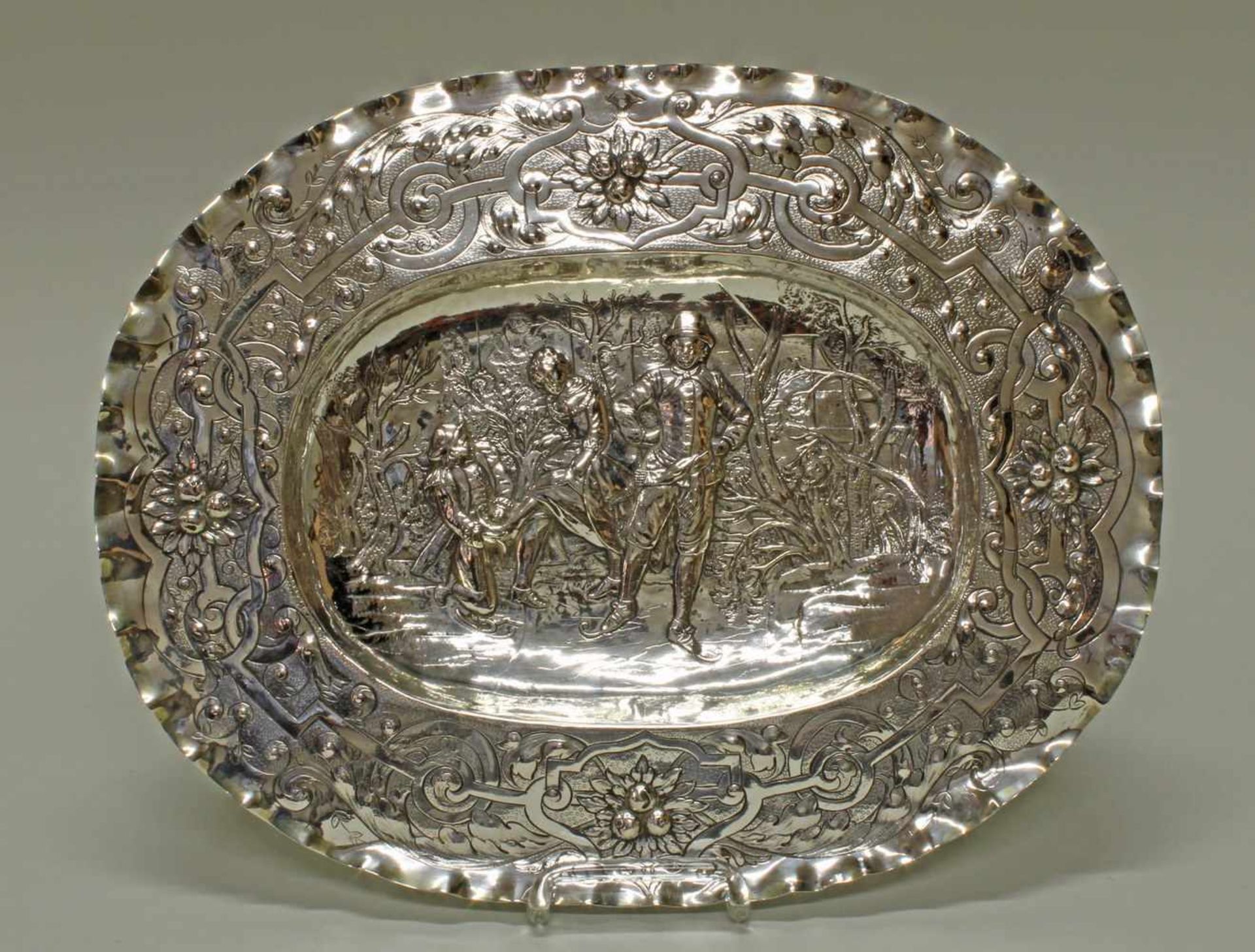 Schauplatte, "Schlittschuhläufer", Hanau, Schleißner & Söhne, oval, Reliefdekor, 37.5 x 29.5 cm, ca.