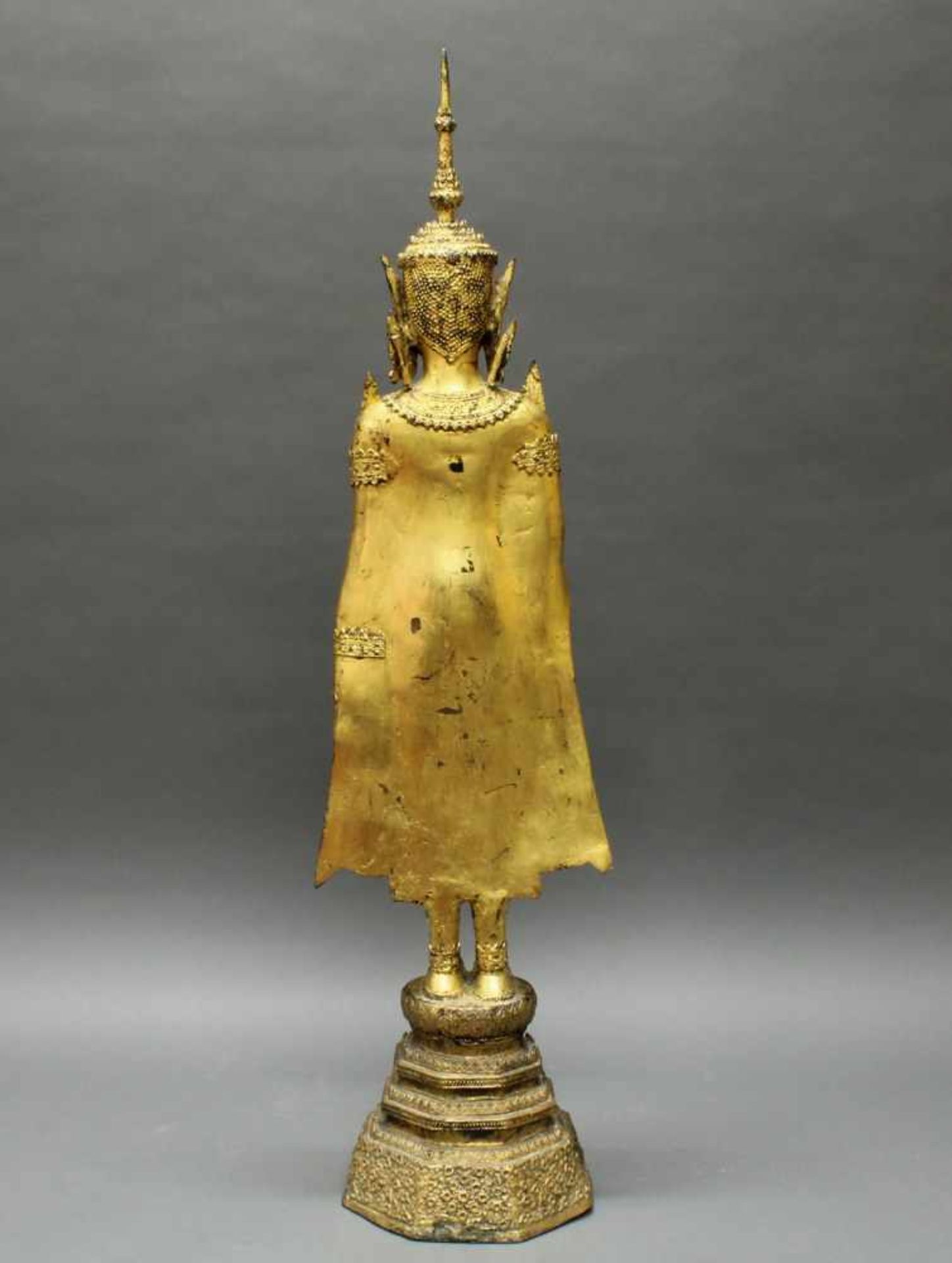 Skulptur, "Stehender Budda", Thailand, 20. Jh., Rattanakosin, Bronze, Lackvergoldung, eine Hand in - Bild 4 aus 6