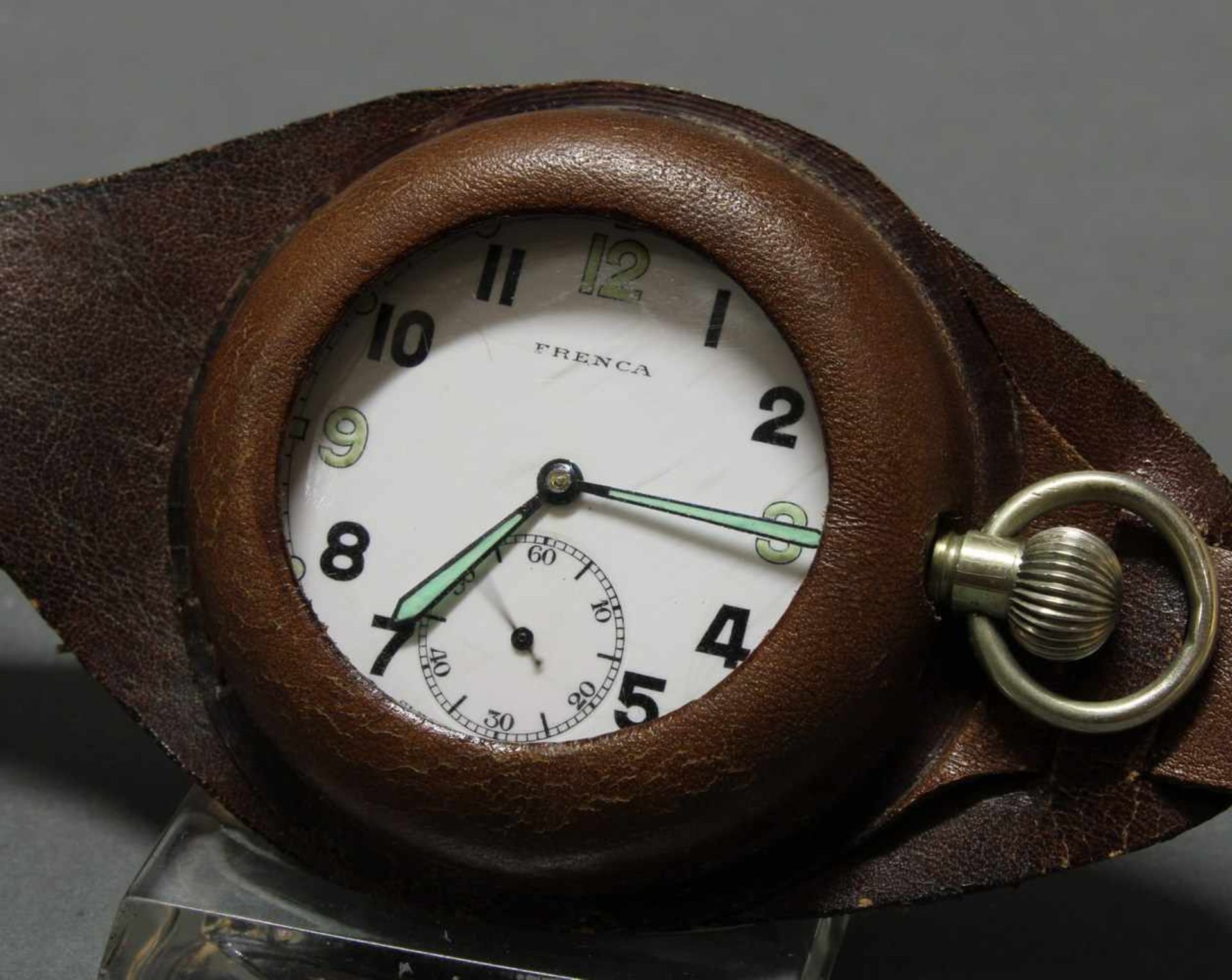 Beobachter-Uhr, mit Lederband, 1930er/40er Jahre, wohl England, Taschenuhr bez. Frenca,