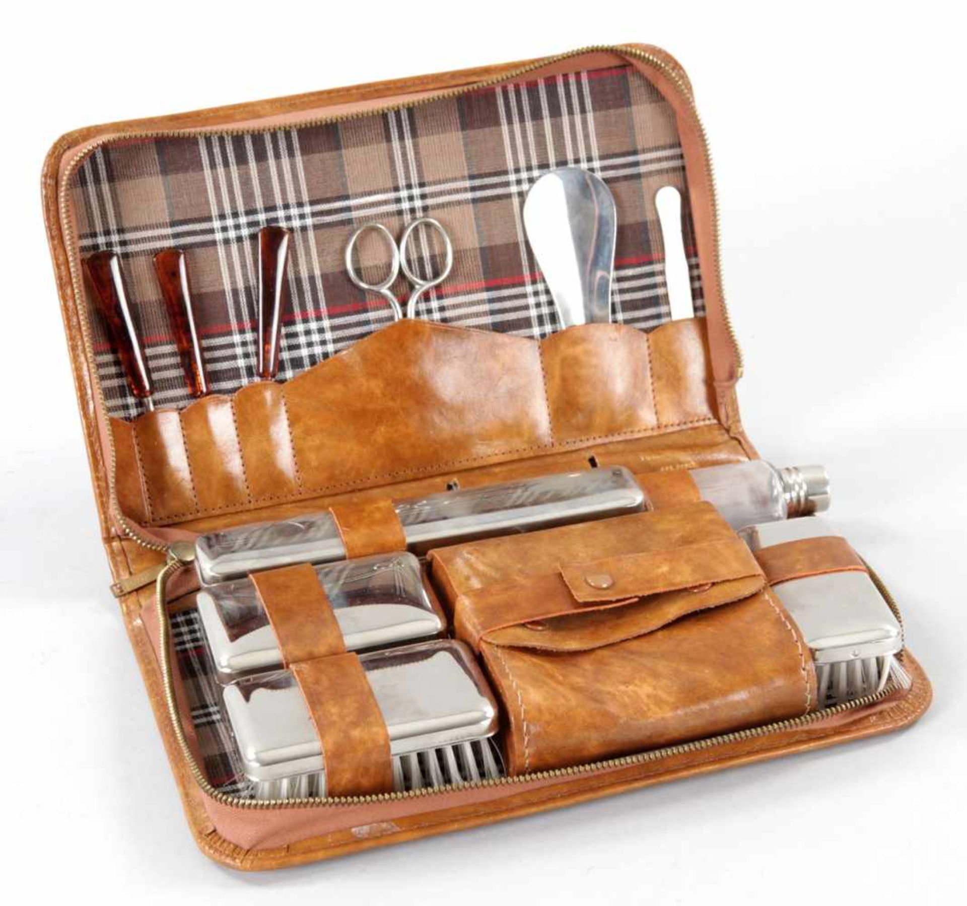 Reise-NecessaireLeder/Metall/Glas/Kunststoff, 20.Jh. Im Leder-Etui das mehrteilige Set (teils