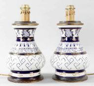 Paar TischlampenPorzellan/Holz, 20.Jh. Gebauchter Vasenkorpus m. blau-goldener Ornamentik.