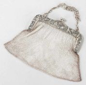 Jugendstil-Abendtasche800er Silber, Deutschland, um 1900 Verflochtener Ringkettenkorpus. Der