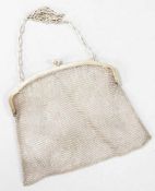 Abendtasche800er Silber, Deutschland, 1920er Jahre Verflochtener Ringösenkorpus an glattem, passig