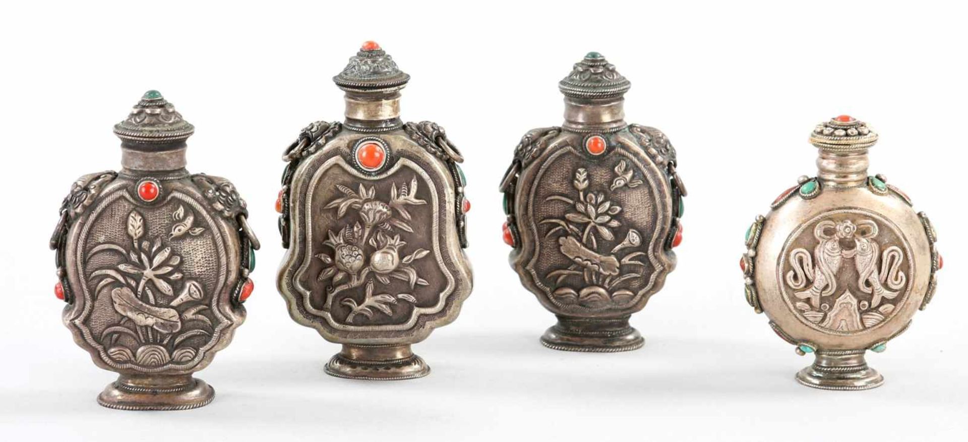 4 SnuffbottlesSilber, China, um 1900 Riechfläschchen m. variier. Reliefdekor u.a. m. Granatäpfeln