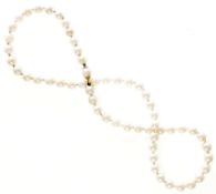 Perlenkette750/-GG, 2.H.20.Jh. 55 cremefarbene Akoya-Zuchtperlen m. Wachstumsmerkmalen, Dm: 7,2