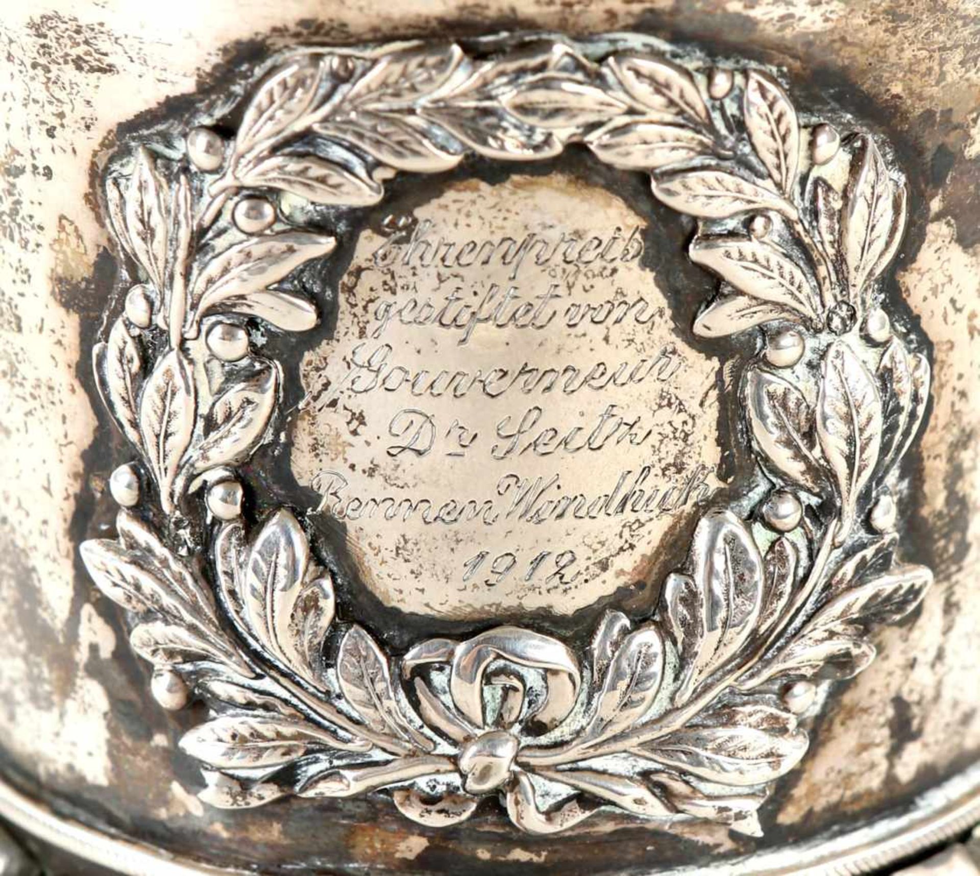 Biedermeier-Deckelpokal13-lötiges Silber, Deutschland, 1.H.19.Jh. Volutenkranzrelief auf dem Rundfuß - Bild 2 aus 2