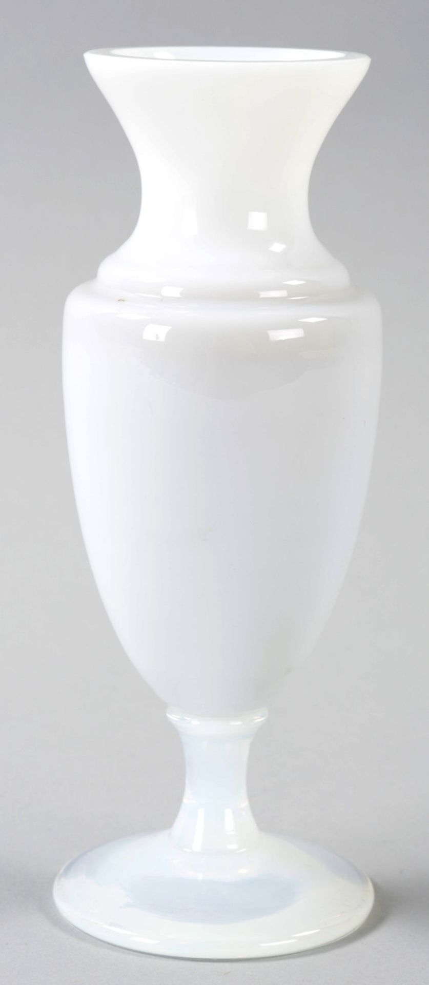 VaseGlas, Christal de Sèvres (Paris), 2.H.20.Jh. Balusterform m. Milchglasüberfang u. umbrechender